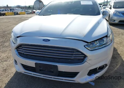 2015 Ford Fusion Energi Titanium z USA, uszkodzony, nr VIN 3FA6P0SU8FR173849